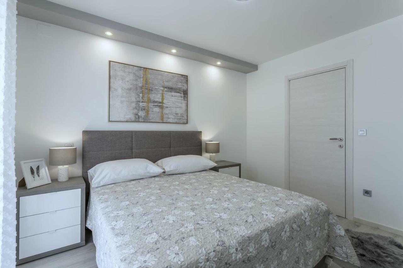Villa Ema Kastela With Private Heated Pool Екстериор снимка
